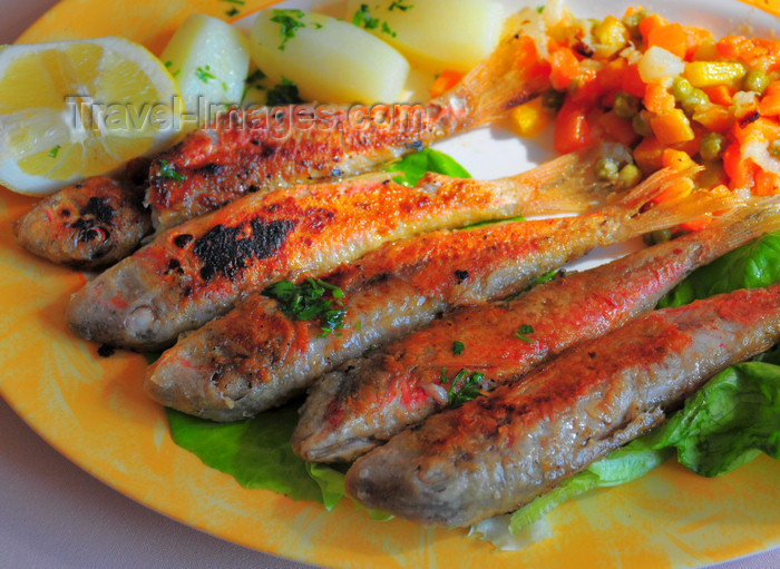 algeria378: Algeria / Algérie - Béjaïa / Bougie / Bgayet - Kabylie: fried mullets - Algerian cuisine | rougets frits - cuisine algérienne - photo by M.Torres - (c) Travel-Images.com - Stock Photography agency - Image Bank