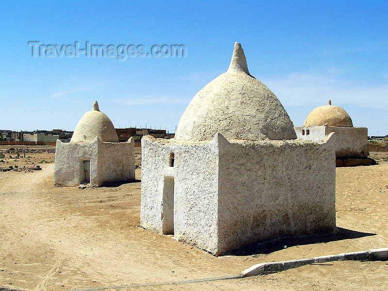 algeria40: Algeria / Algerie - Touggourt - Wilaya de Ouargla: small shrines - tombs of the Constantine kings - photo by J.Kaman - tombeaux des rois constantins - dômes - (c) Travel-Images.com - Stock Photography agency - Image Bank