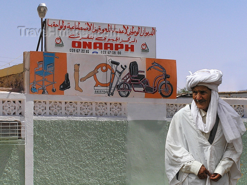 algeria41: Algeria / Algerie - Touggourt - Wilaya de Ouargla: old man near ONAAPH - Office National d'Appareillages et d'Accessoires pour Personnes Handicapées - photo by J.Kaman - vieil homme près ONAAPH - (c) Travel-Images.com - Stock Photography agency - Image Bank