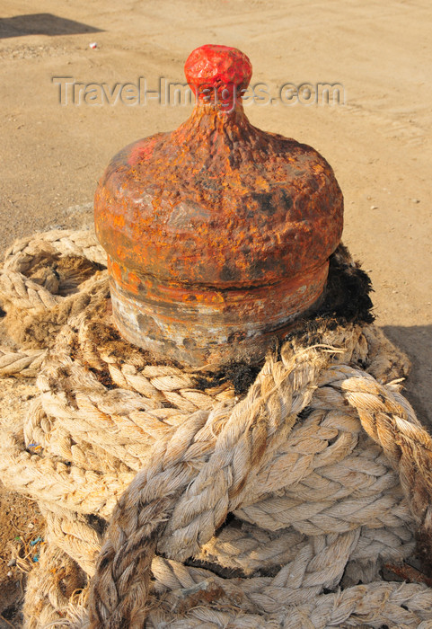 algeria444: Cherchell - Tipasa wilaya, Algeria / Algérie: harbour - an old cannon has a second life as a mooring bollard | port - un vieux canon a une seconde vie comme un bollard - photo by M.Torres - (c) Travel-Images.com - Stock Photography agency - Image Bank