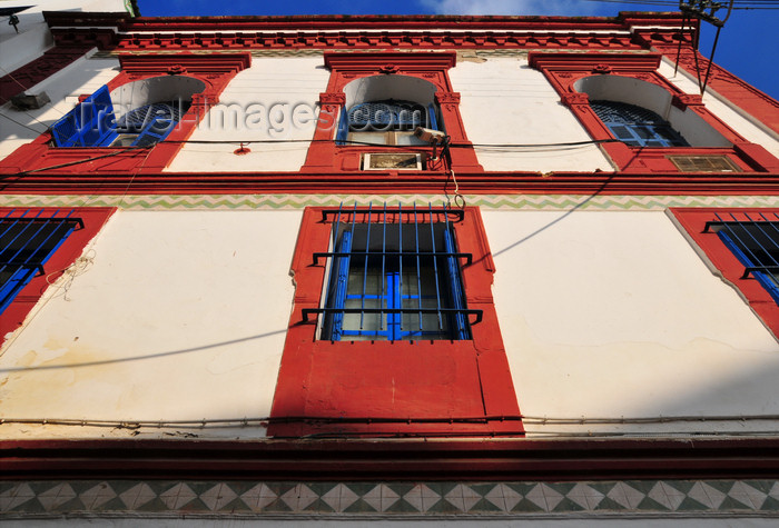 algeria454: Algiers / Alger - Algeria / Algérie: red and white façade on Djenina square, rue Hadj Omar - lower casbah / el-Wata - UNESCO World Heritage Site | façade - place de la Djenina - rue Hadj Omar (ex-rue Bruce) ville basse - Casbah d'Alger - Patrimoine mondial de l’UNESCO - photo by M.Torres - (c) Travel-Images.com - Stock Photography agency - Image Bank