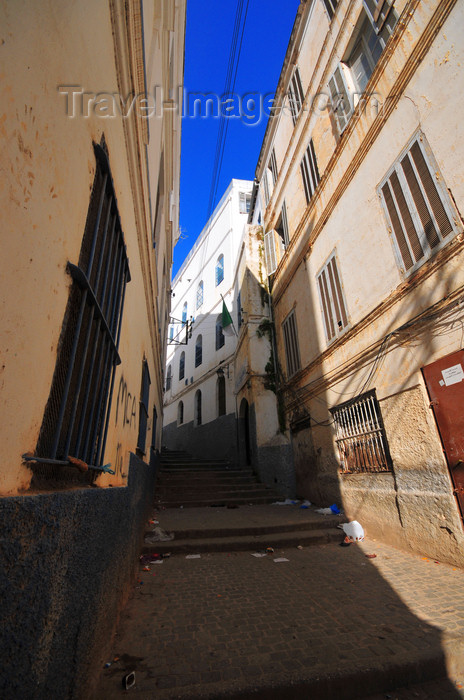 algeria466: Algiers / Alger - Algeria / Algérie: sun and shade in an alley of the lower kasbah - UNESCO World Heritage Site | soleil et ombre dans une ruelle de la basse casbah - Patrimoine mondial de l’UNESCO - photo by M.Torres - (c) Travel-Images.com - Stock Photography agency - Image Bank