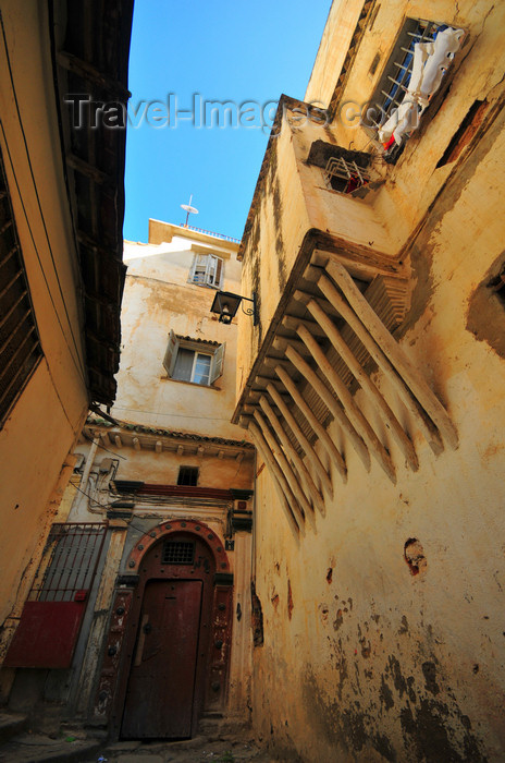 algeria468: Algiers / Alger - Algeria / Algérie: picturesque alley and balcony supported by wooden brackets - Kasbah of Algiers - UNESCO World Heritage Site | impasse pittoresque et oriel sur corbeaux de bois - Casbah d'Alger - Patrimoine mondial de l’UNESCO - photo by M.Torres - (c) Travel-Images.com - Stock Photography agency - Image Bank