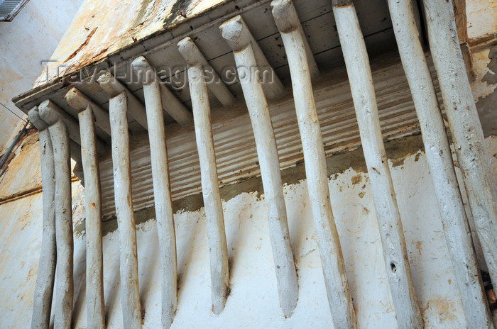 algeria469: Algiers / Alger - Algeria / Algérie: balcony supported by wooden brackets - Kasbah of Algiers - UNESCO World Heritage Site | oriel sur corbeaux de bois - Casbah d'Alger - Patrimoine mondial de l’UNESCO - photo by M.Torres - (c) Travel-Images.com - Stock Photography agency - Image Bank