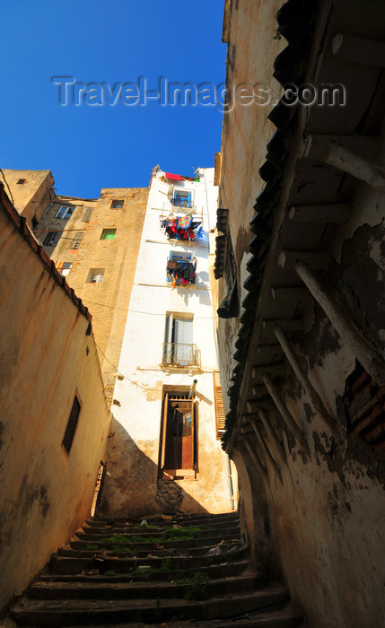 algeria471: Algiers / Alger - Algeria / Algérie: narrow alley with stairs and balcony supported by wooden brackets - Kasbah of Algiers - UNESCO World Heritage Site | ruelle étroite avec escaliers et oriel sur corbeaux de bois - Casbah d'Alger - Patrimoine mondial de l’UNESCO - photo by M.Torres - (c) Travel-Images.com - Stock Photography agency - Image Bank