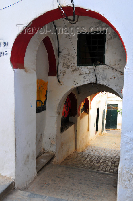 algeria479: Algiers / Alger - Algeria / Algérie: arches in an alley of the higher-Casbah - UNESCO World Heritage Site | arcs dans une ruelle irrégulière de le ville haute (al-Djebel) - Casbah d'Alger - Patrimoine mondial de l’UNESCO - photo by M.Torres - (c) Travel-Images.com - Stock Photography agency - Image Bank