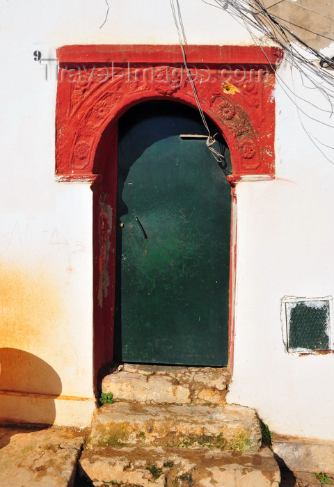 algeria481: Algiers / Alger - Algeria / Algérie: moorish door - green and red - Kasbah of Algiers - UNESCO World Heritage Site | porte mauresque - vert et rouge - Casbah d'Alger - Patrimoine mondial de l’UNESCO - photo by M.Torres - (c) Travel-Images.com - Stock Photography agency - Image Bank