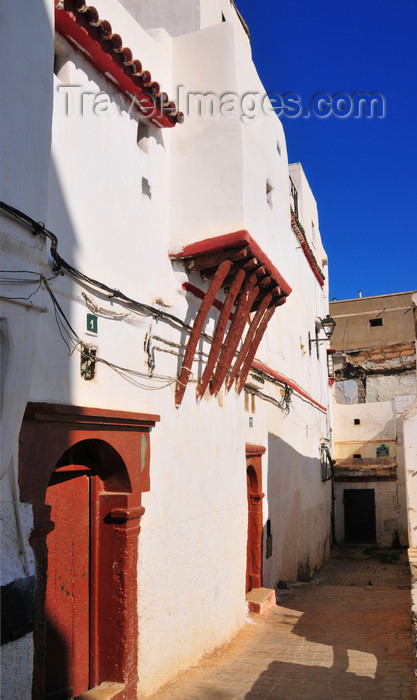 algeria482: Algiers / Alger - Algeria / Algérie: moorish door and balcony supported by wooden brackets - Kasbah of Algiers - UNESCO World Heritage Site | porte mauresque et oriel sur corbeaux de bois - haute-Casbah - Patrimoine mondial de l’UNESCO - photo by M.Torres - (c) Travel-Images.com - Stock Photography agency - Image Bank