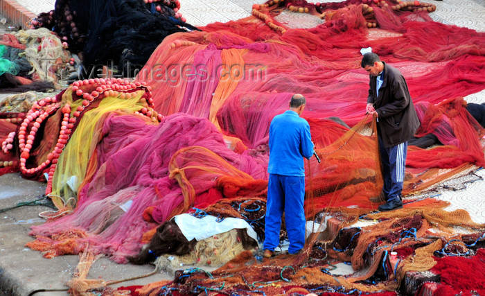 algeria494: Algiers / Alger - Algeria / Algérie: fishermen mending fishing nets - fishing harbour| rapièceurs de filets de pêche - réparation des filets de pêche - Môle de Pêche - photo by M.Torres - (c) Travel-Images.com - Stock Photography agency - Image Bank