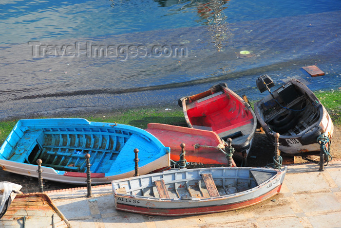 algeria496: Algiers / Alger - Algeria / Algérie: small boats on shore - fishing harbour| petits bateaux à terre - Môle de Pêche - photo by M.Torres - (c) Travel-Images.com - Stock Photography agency - Image Bank