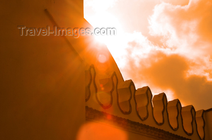 algeria507: Algiers / Alger - Algeria / Algérie: El Jedid mosque - crenellation, dome and sun - Martyrs square | Mosquée El Jedid - créneaux, coupole et le soleil - Place des Martyrs - photo by M.Torres - (c) Travel-Images.com - Stock Photography agency - Image Bank