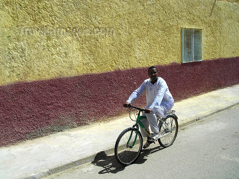 algeria51: Algeria / Algerie - Tamelaht - El Oued wilaya: cycling - photo by J.Kaman - bicyclette - (c) Travel-Images.com - Stock Photography agency - Image Bank