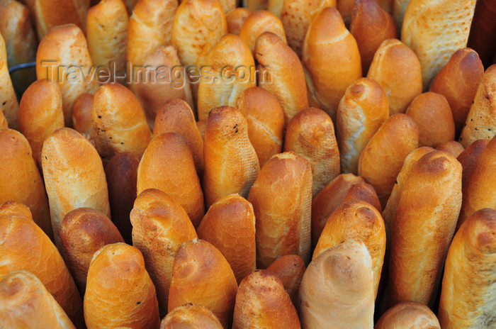 algeria510: Algiers / Alger - Algeria / Algérie: bread - French style baguettes for sale - Martyrs square | pain - baguettes - Place des Martyrs - photo by M.Torres - (c) Travel-Images.com - Stock Photography agency - Image Bank