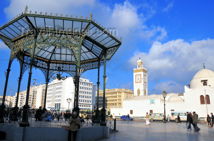 algeria518: Algiers / Alger - Algeria / Algérie: Martyrs square, formerly known as Sahat El Aoud, Place du Cheval - bandstand and El Jedid mosque | Place des Martyrs - ex Place du Gouvernement - kiosque et Mosquée de la Pêcherie - Sahat Ech Chouhada' - photo by M.Torres - (c) Travel-Images.com - Stock Photography agency - Image Bank