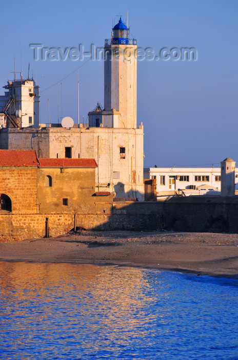 algeria528: Algiers / Alger - Algeria / Algérie: Ilot de la Marine - Admiralty / Peñon lighthouse and the beach | Îlot de la Marine - phare de l'Amirauté / du Peñon et la plage - Alger était nommée 'Al-Jaza'ir' (les îles) aprés les îlots bordan la baie - photo by M.Torres - (c) Travel-Images.com - Stock Photography agency - Image Bank