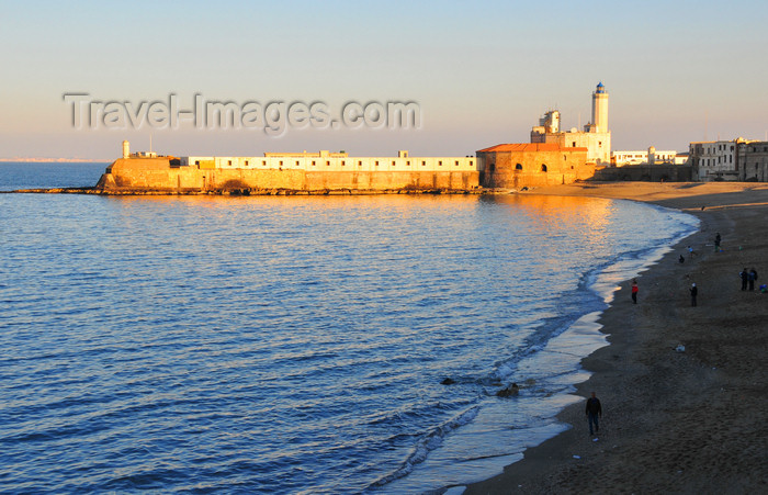 algeria530: Algiers / Alger - Algeria / Algérie: fortifications of Ilot de la Marine and the beach along Boulevard Amara Mohamed Rachid - Mediterranean coast | Îlot de la Marine et la plage du Bd Amara Mohamed Rachid, ex Bd Amiral Pierre - photo by M.Torres - (c) Travel-Images.com - Stock Photography agency - Image Bank