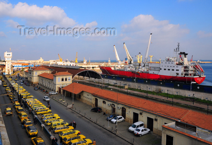 algeria540: Algiers / Alger - Algeria / Algérie: Rampe Magenta, Frères Kara st., train station, lift and the reefer vessel Pierre Doux | Rampe Magenta, rue des Frères Kara, gare, ascenseur et le navire frigorifique Pierre Doux - photo by M.Torres - (c) Travel-Images.com - Stock Photography agency - Image Bank