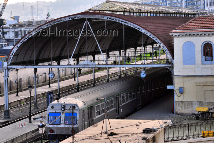 algeria548: Algiers / Alger - Algeria / Algérie: commuter train - central train station | train de banlieue - gare du chemin de fer - gare central - photo by M.Torres - (c) Travel-Images.com - Stock Photography agency - Image Bank