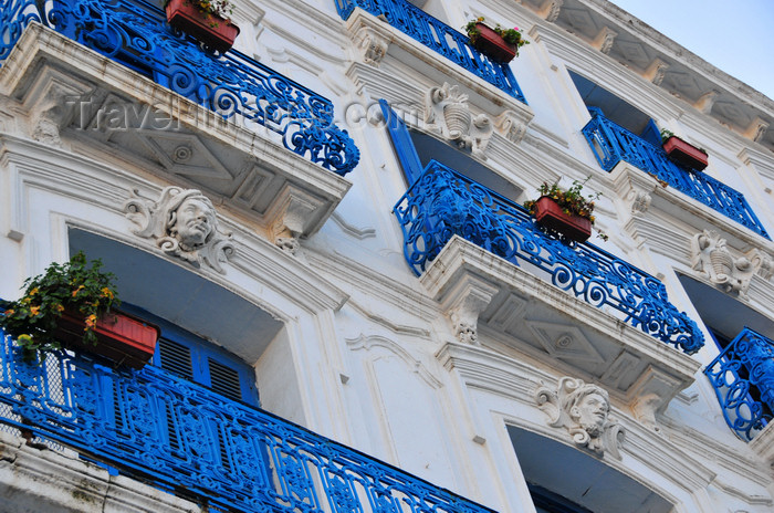 algeria558: Algiers / Alger - Algeria / Algérie: white and blue building façade - Ernesto Che Guevara avenue, corner with Martyrs' square | façade d'immeuble en blanc et bleu - coin av. Ernesto Che Guevara, place des Martyrs - Alger la Blanche - photo by M.Torres - (c) Travel-Images.com - Stock Photography agency - Image Bank