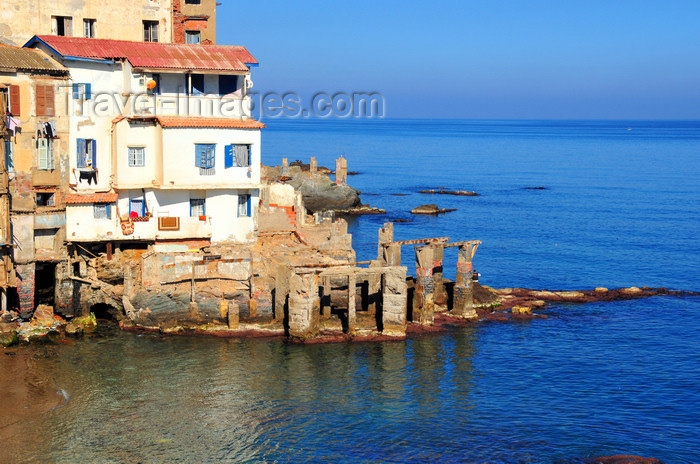 algeria566: Algiers / Alger - Algeria / Algérie: only the stilts remain of a building destroyed by the sea - Eden - Bologhine | les pilotis d'un bâtiment détruit par la mer - Corniche Saint Eugène, l'Eden - Bologhine - photo by M.Torres - (c) Travel-Images.com - Stock Photography agency - Image Bank