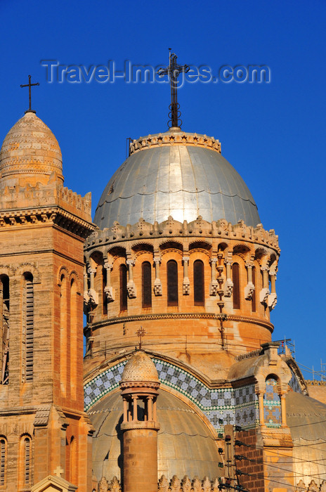 algeria572: Algiers / Alger - Algeria / Algérie: Notre Dame d'Afrique basilica - Roman Catholic cathedral of Our Lady of Africa - the transept crossing is topped by a dome with lantern | Basilique Notre-Dame d'Afrique - la croisée du transept est surmontée d'une tour lanterne à dôme - photo by M.Torres - (c) Travel-Images.com - Stock Photography agency - Image Bank