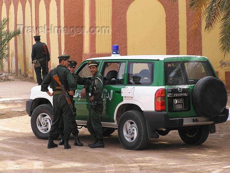 algeria58: Algeria / Algerie - Ouargla / Wargla: Police patrol - 4wd - photo by J.Kaman - Patrouille de police - Véhicule tout-terrain - (c) Travel-Images.com - Stock Photography agency - Image Bank