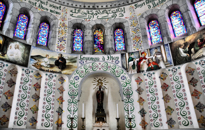 algeria583: Algiers / Alger - Algeria / Algérie: Notre Dame d'Afrique basilica - floral decorations and stained glass in a side apse | Basilique Notre-Dame d'Afrique - décorations florales et vitraux dans une abside latérale - photo by M.Torres - (c) Travel-Images.com - Stock Photography agency - Image Bank