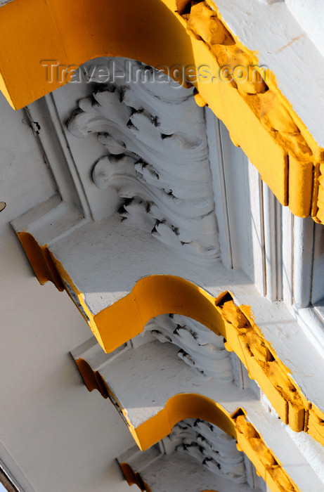 algeria593: Algiers / Alger - Algeria / Algérie: Albert 1er Hotel - corbels of the balconies | Hôtel Albert 1er - corbeaux des balcons - Avenue Pasteur - photo by M.Torres - (c) Travel-Images.com - Stock Photography agency - Image Bank