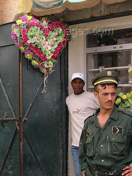 algeria60: Algeria / Algerie - Ouargla / Wargla: street scene - policeman - photo by J.Kaman - scène de rue - policier - (c) Travel-Images.com - Stock Photography agency - Image Bank