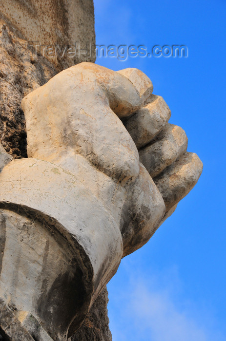 algeria601: Algiers / Alger - Algeria / Algérie: floral clock park - clenched fist - monument to the victims of the revolution - Boulevard Khemisti | parc de l'horloge florale - poing serré - monument aux victimes de la révolution sur le Bd Khemisti - photo by M.Torres - (c) Travel-Images.com - Stock Photography agency - Image Bank