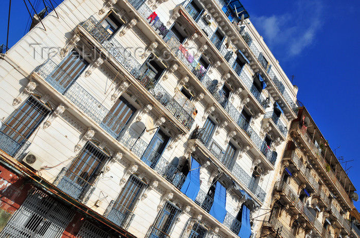 algeria603: Algiers / Alger - Algeria / Algérie: white and blue façade - Boulevard Khemisti - Algiers the white - El-Bahdja | façade blanche et bleue - Bd Khemisti, ex Bd Laferrière - photo by M.Torres - (c) Travel-Images.com - Stock Photography agency - Image Bank