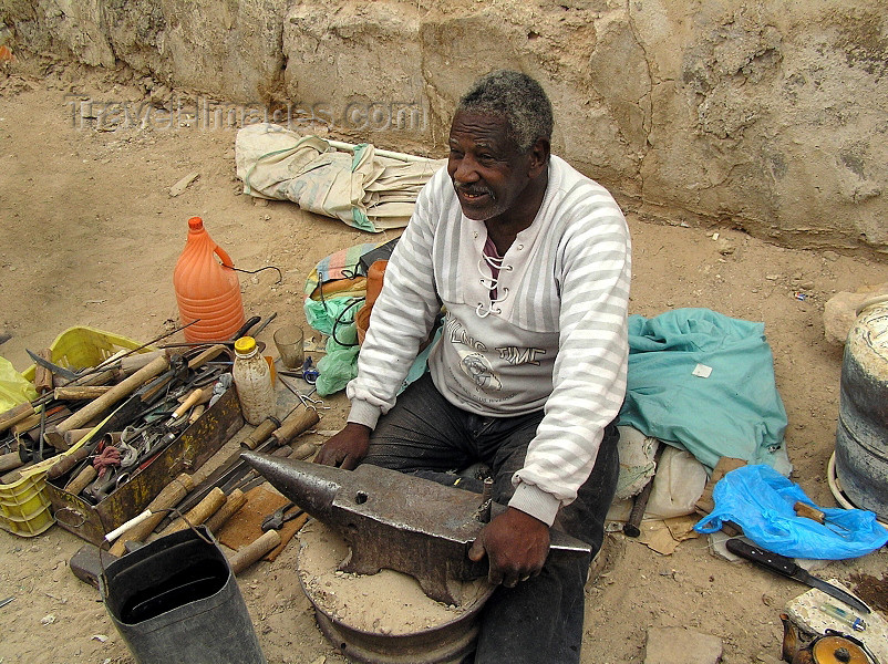 algeria61: Algeria / Algerie - Ouargla / Wargla: blacksmith and anvil - photo by J.Kaman - forgeron et enclume - (c) Travel-Images.com - Stock Photography agency - Image Bank