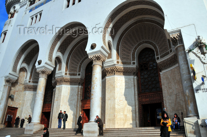 algeria610: Algiers / Alger - Algeria / Algérie: the Central Post Office - Grande Poste - Moorish entrance | la Grande Poste - arcades de l'entrée - style colonial néo-mauresque - photo by M.Torres - (c) Travel-Images.com - Stock Photography agency - Image Bank