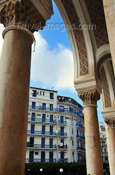 algeria613: Algiers / Alger - Algeria / Algérie: the Central Post Office - view of Grande Poste square from the Moorish entrance | la Grande Poste - arceaux de l'entrée et Place de la Grande Poste - style colonial néo-mauresque - photo by M.Torres - (c) Travel-Images.com - Stock Photography agency - Image Bank