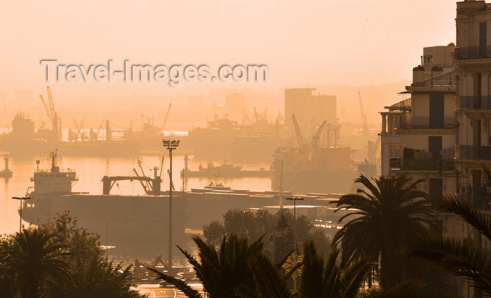 algeria614: Algiers / Alger - Algeria: the port seen from Boulevard Khemisti - Ghara Djebilet pier | le port vu du Bd Khemisti, ex-Bd Laferrière - Môle Ghara Djebilet - photo by M.Torres - (c) Travel-Images.com - Stock Photography agency - Image Bank