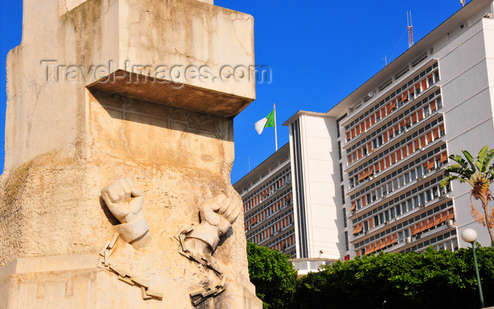 algeria619: Algiers / Alger - Algeria: floral clock park - Government Palace / Kasr El Houkouma designed by Guiauchin and Perret and Monument to the victims of the revolution - Boulevard Khemisti | parc de l'horloge florale - Palais du Gouvernement, ex-Gouvernement Général (architectes Guiauchin et Perret) et le monument aux victimes de la révolution sur le Bd Khemisti, ex-Laferrière, ex-Monument aux Morts - photo by M.Torres - (c) Travel-Images.com - Stock Photography agency - Image Bank