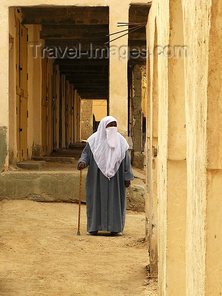 algeria62: Algeria / Algerie - Ouargla / Wargla: covered woman - photo by J.Kaman - femme couverte - (c) Travel-Images.com - Stock Photography agency - Image Bank