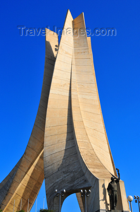 algeria633: Algiers / Alger - Algeria / Algérie: Monument of the Martyrs of the Algerian War, in Arabic Maquam E’Chahid | Monument des martyrs de la guerre d'Algérie - en arabe Maquam El Chahid - photo by M.Torres - (c) Travel-Images.com - Stock Photography agency - Image Bank