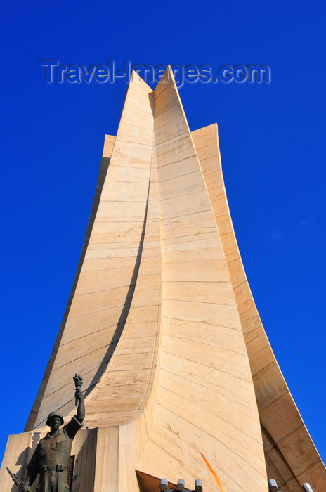algeria635: Algiers / Alger - Algeria / Algérie: Monument of the Martyrs of the Algerian War - sky and soldier | Monument des martyrs de la guerre d'Algérie - ciel et soldat - photo by M.Torres - (c) Travel-Images.com - Stock Photography agency - Image Bank