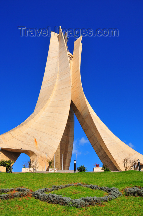 algeria636: Algiers / Alger - Algeria / Algérie: Monument of the Martyrs of the Algerian War - built in 1984 by the Lavalin company, from Quebec | Monument des martyrs de la guerre d'Algérie - construit en 1984 par la société québécoise Lavalin - photo by M.Torres - (c) Travel-Images.com - Stock Photography agency - Image Bank