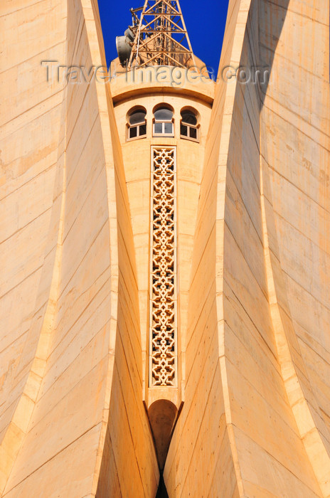 algeria638: Algiers / Alger - Algeria / Algérie: Monument of the Martyrs of the Algerian War - central element, where the palm leaves meet | Monument des martyrs de la guerre d'Algérie - élément central, où les feuilles de palmier se rejoignent - photo by M.Torres - (c) Travel-Images.com - Stock Photography agency - Image Bank