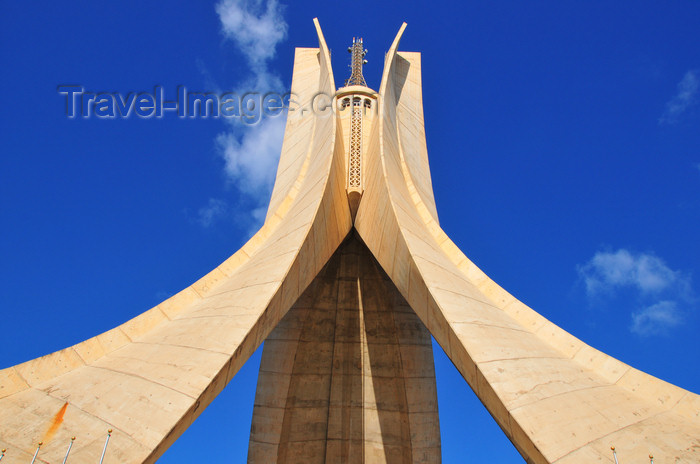 algeria640: Algiers / Alger - Algeria / Algérie: Monument of the Martyrs of the Algerian War - composed of three palm leaves, which meet at mid-height | Monument des martyrs de la guerre d'Algérie - formé de trois palmes qui se rejoignent à mi-hauteur - photo by M.Torres - (c) Travel-Images.com - Stock Photography agency - Image Bank