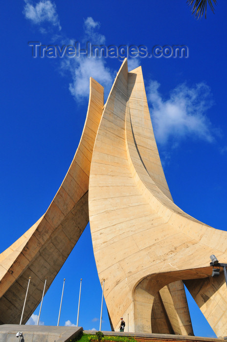 algeria642: Algiers / Alger - Algeria / Algérie: Monument of the Martyrs of the Algerian War - landmark built in concrete, with a height of 92m | Monument des martyrs de la guerre d'Algérie - construit en béton, 92m de hauteur - photo by M.Torres - (c) Travel-Images.com - Stock Photography agency - Image Bank