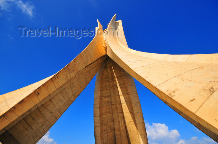 algeria645: Algiers / Alger - Algeria / Algérie: Monument of the Martyrs of the Algerian War - designed by Serge Vezina | Monument des martyrs de la guerre d'Algérie - conçu par Serge Vezina - photo by M.Torres - (c) Travel-Images.com - Stock Photography agency - Image Bank