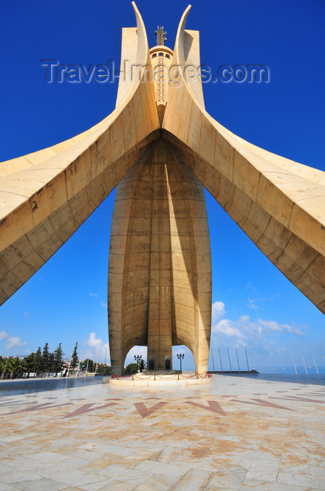 algeria647: Algiers / Alger - Algeria / Algérie: Monument of the Martyrs of the Algerian War - Tomb of the Unknown Soldier with its flame | Monument des martyrs de la guerre d'Algérie - tombe du Soldat inconnu et la flamme éternelle - photo by M.Torres - (c) Travel-Images.com - Stock Photography agency - Image Bank