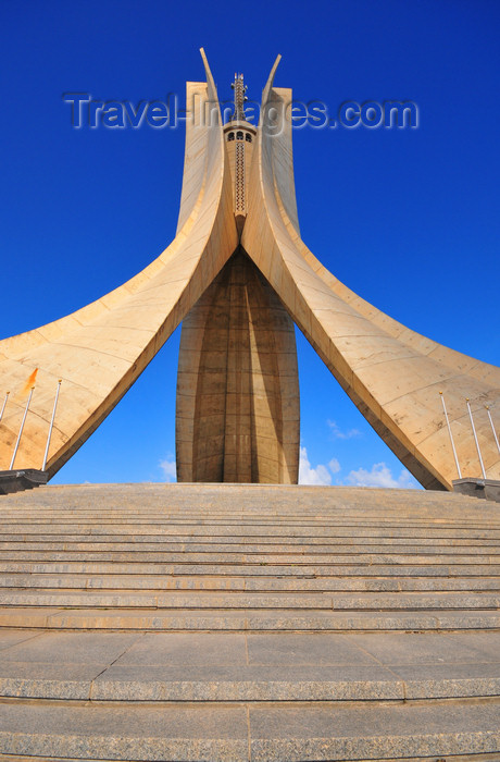 algeria648: Algiers / Alger - Algeria / Algérie: Monument of the Martyrs of the Algerian War - stairs | Monument des martyrs de la guerre d'Algérie - escaliers - photo by M.Torres - (c) Travel-Images.com - Stock Photography agency - Image Bank