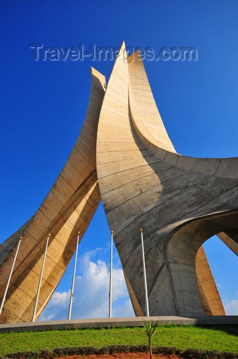 algeria650: Algiers / Alger - Algeria / Algérie: Monument of the Martyrs of the Algerian War - sun and shade | Monument des martyrs de la guerre d'Algérie - soleil et ombre - photo by M.Torres - (c) Travel-Images.com - Stock Photography agency - Image Bank