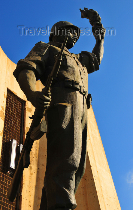 algeria651: Algiers / Alger - Algeria / Algérie: Monument of the Martyrs of the Algerian War - soldier with an AK-47 assualt rifle | Monument des martyrs de la guerre d'Algérie - soldat avec un fusil d'assaut AK-47 Kalachnikov - photo by M.Torres - (c) Travel-Images.com - Stock Photography agency - Image Bank