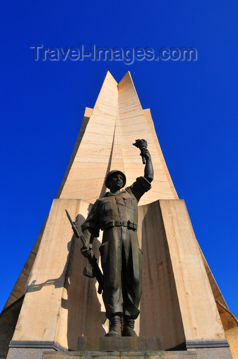 algeria652: Algiers / Alger - Algeria / Algérie: Monument of the Martyrs of the Algerian War - soldier statue | Monument des martyrs de la guerre d'Algérie - soldat de l'ALN - photo by M.Torres - (c) Travel-Images.com - Stock Photography agency - Image Bank