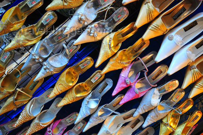 algeria659: Algiers / Alger - Algeria / Algérie: rainbow of shoes - arcade of Bab Azoun steet | Arc-en-ciel de chaussures - arcade de la Rue Bab Azoun - photo by M.Torres - (c) Travel-Images.com - Stock Photography agency - Image Bank